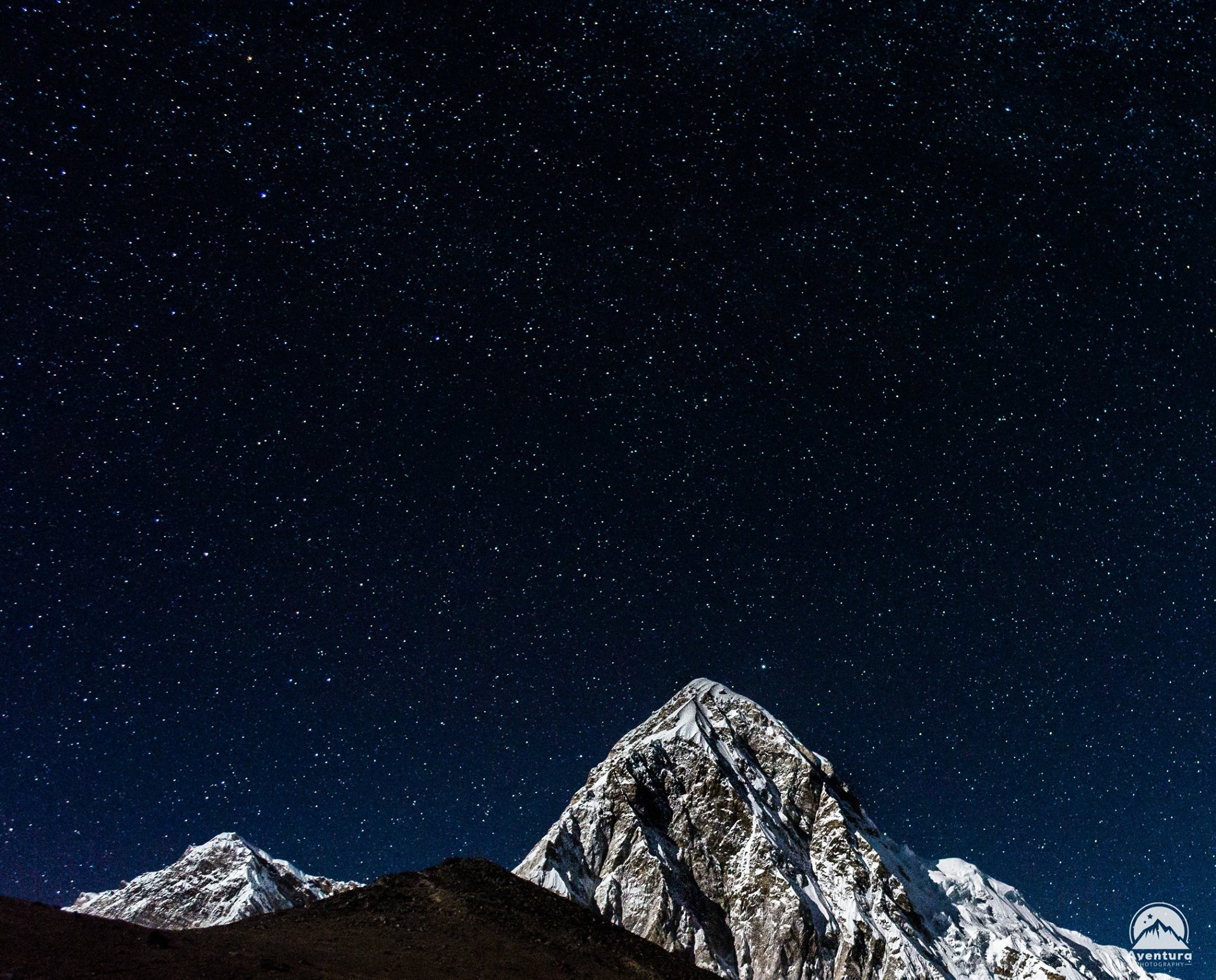 Muntele Pumori fotografiat cu expunere lungă din GorakShep